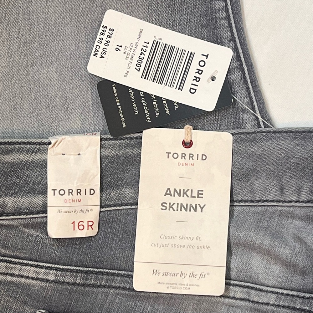 💥SALE💥 $32 Torrid Ankle Skinny Gray Floral Embroidered Jeans NWT Sz 16R - Picture 9 of 16